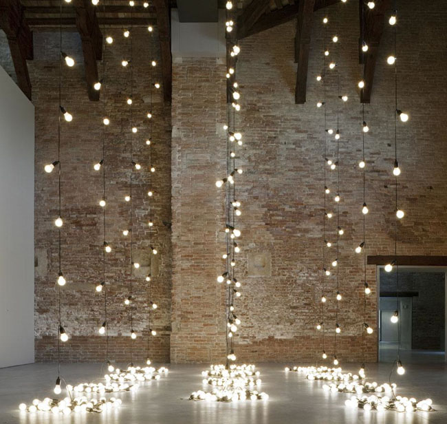 How rad would those lightbulbs hanging above be for a ceremony backdrop