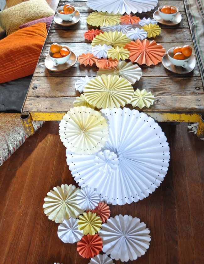 DIY cascading pinwheel table runner Just love the playfulness mixed with 
