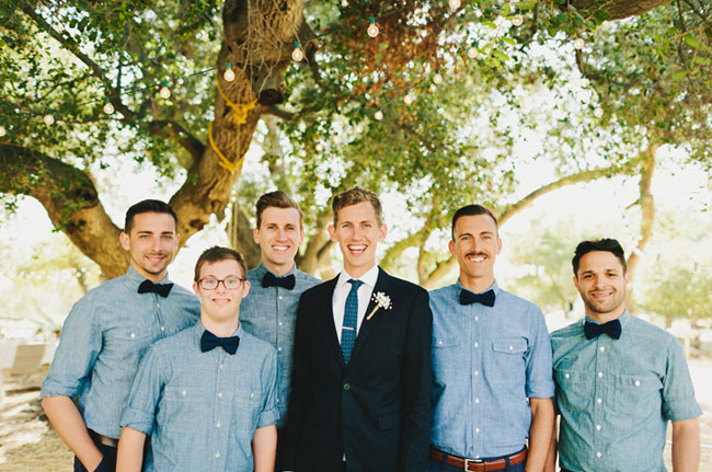groomsmen vestindo gravata borboleta